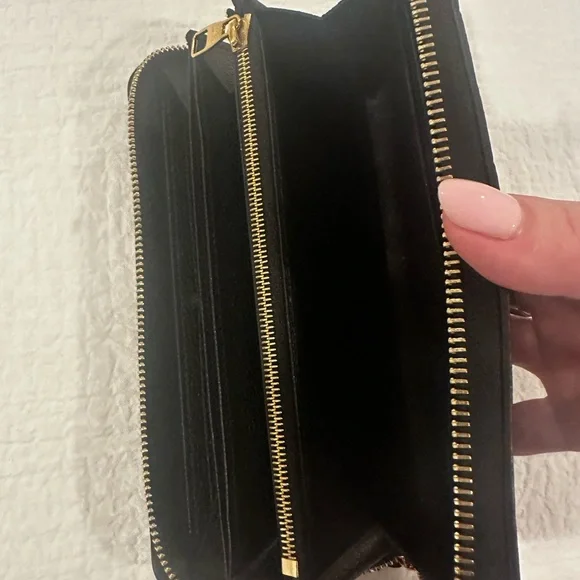 Authentic Louis Vuitton Black Zippy Wallet.
Monogram Empreinte Leather. - Picture 15 of 16